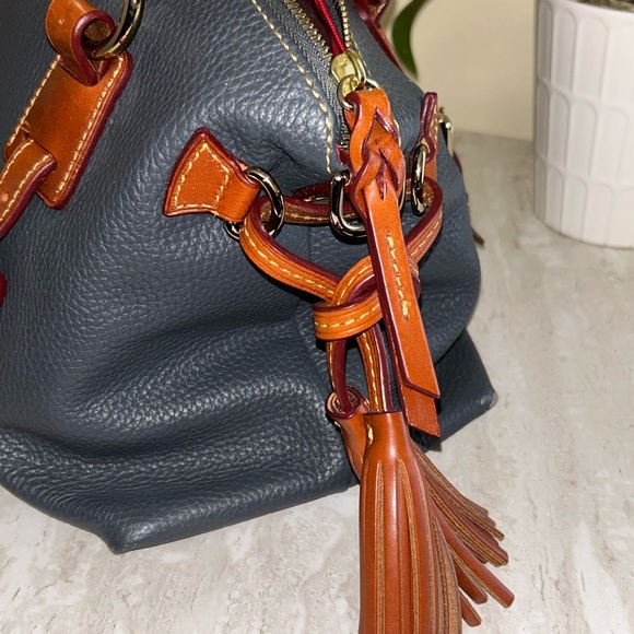 Dooney & Bourke in Excellent Condition - Picture 3 of 9
